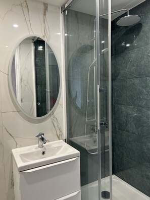 Shower, hair dryer, bidet, towels - Eiffel Tower 3BR, Panoramic Paris View + Parking (París)