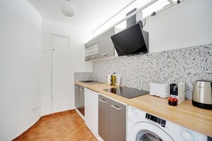 Een koelkast, een magnetron, een oven, een vaatwasser