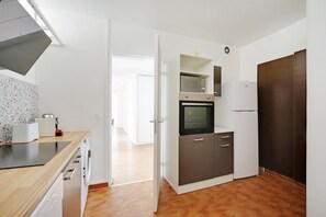 Een koelkast, een magnetron, een oven, een vaatwasser