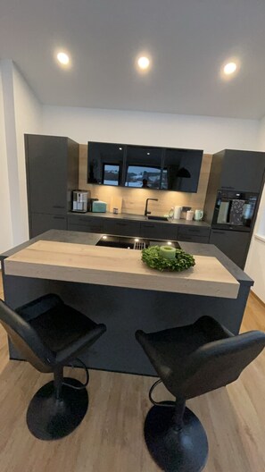 Frigorífico, microondas, placa de cocina y lavavajillas