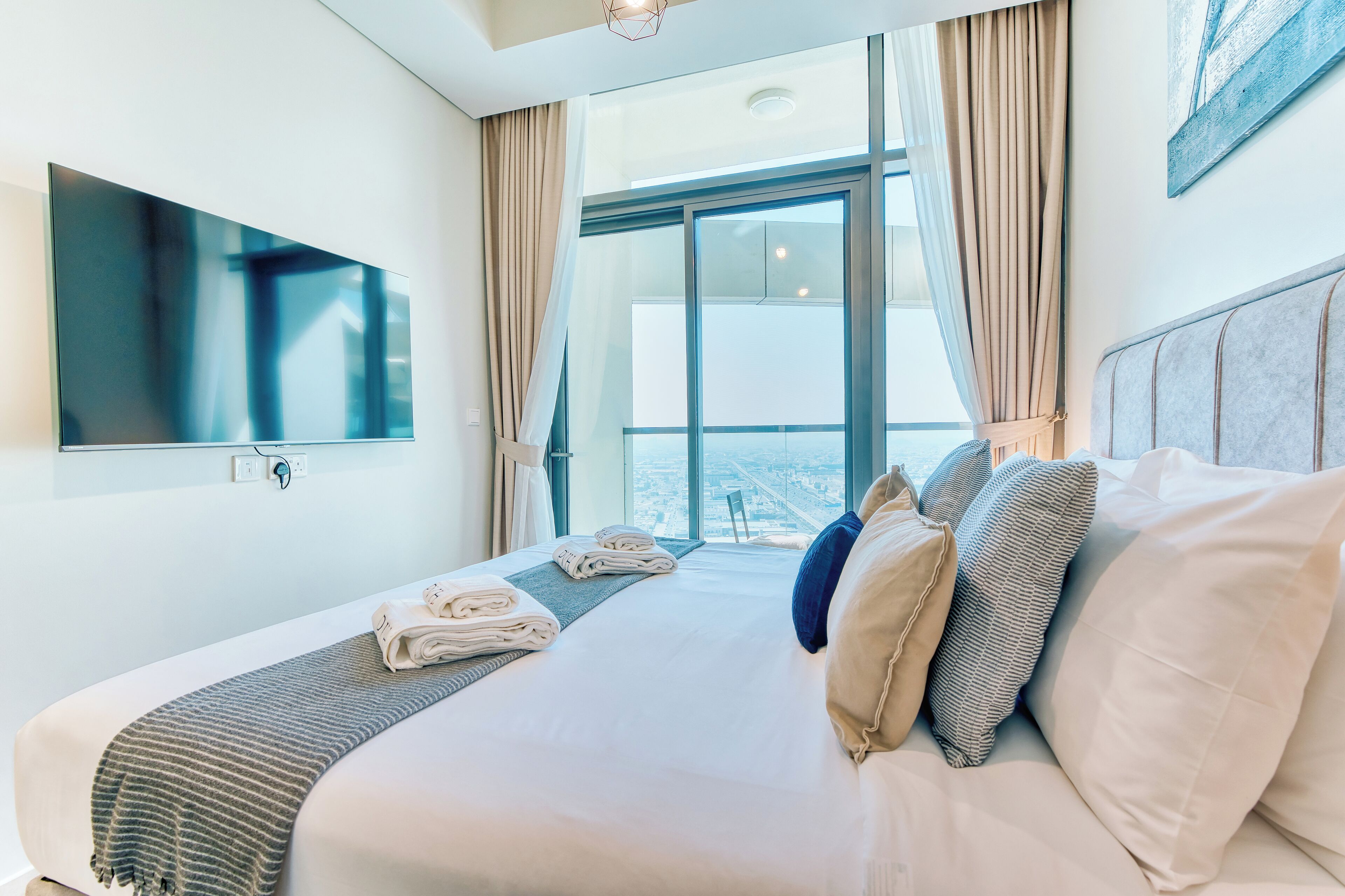 Apartamento exclusivo, 2 habitaciones, vistas a la ciudad | Caja fuerte, decoración individual, mobiliario individual