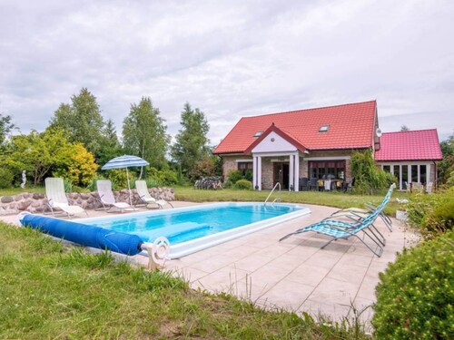 Atmospheric Holiday Home With a Swimming Pool