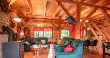 Atmospheric Holiday Home With a Swimming Pool