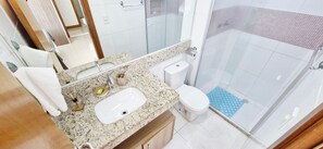 Appartamento Basic | Bagno | Doccia, asciugamani, sapone, carta igienica