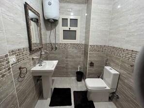 Shower, hair dryer, towels, soap - Terrific 5-bedroom villa with AC in New Cairo City in compound (New Cairo City)