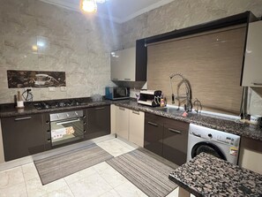 Private kitchen - Terrific 5-bedroom villa with AC in New Cairo City in compound (New Cairo City)