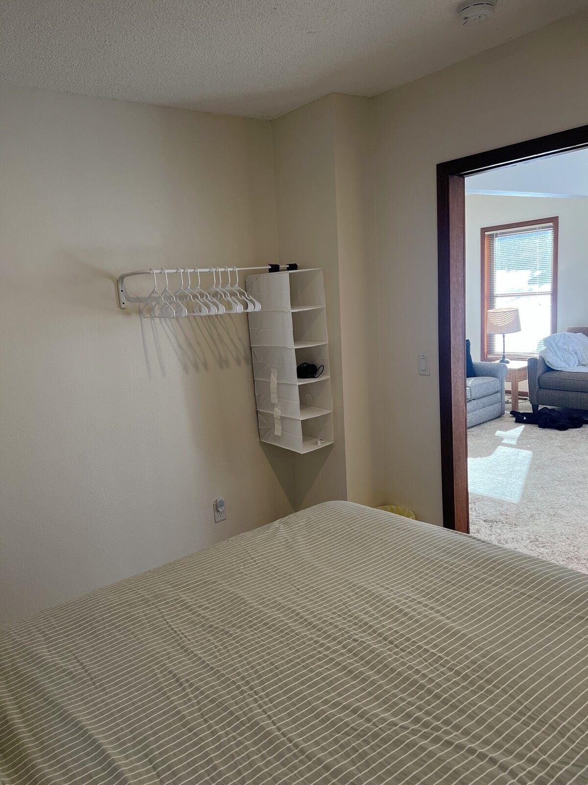 2 habitaciones, cuna de viaje y ropa de cama 