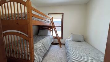 2 soverom, reiseseng for barn og sengetøy