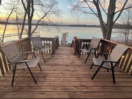 Clean and Cozy Lakefront cabin on Ida Lake