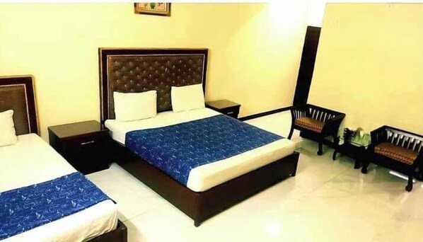 Deluxe Double Room, City View | Soundproofing, iron/ironing board, free WiFi - New Millennium Guest House Karachi (Karachi)