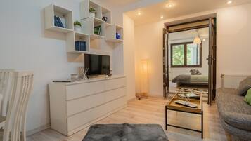 Iron/ironing board, Internet, bed sheets