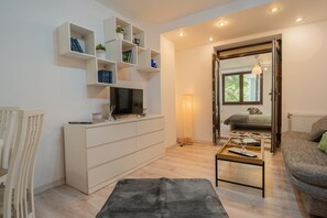 Iron/ironing board, Internet, bed sheets - Amzei Central Residence by Velaris Collection (București)