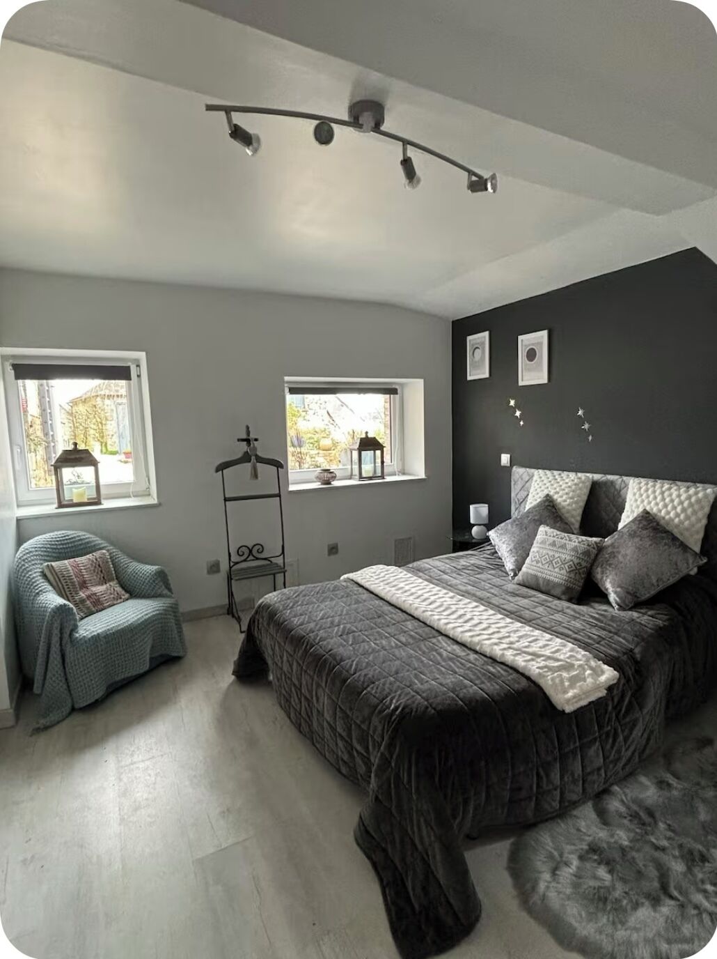 Tabla de planchar con plancha, wifi y ropa de cama 