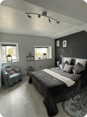 Tabla de planchar con plancha, wifi y ropa de cama 