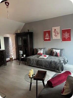 1 bedroom, iron/ironing board, WiFi, bed sheets - Cosy country house (Pré-en-Pail-Saint-Samson)