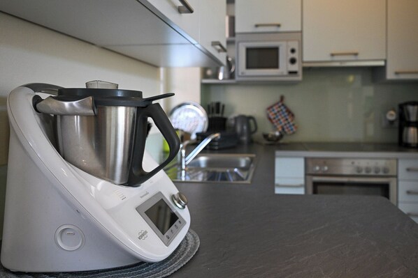 Fridge, microwave, oven, stovetop - ***** Design vacation home Cameroon on the Elbe "Casa Kamerunschaf" (Damnatz)
