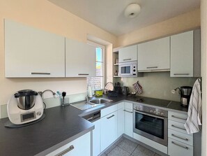 Fridge, microwave, oven, stovetop - ***** Design vacation home Cameroon on the Elbe "Casa Kamerunschaf" (Damnatz)