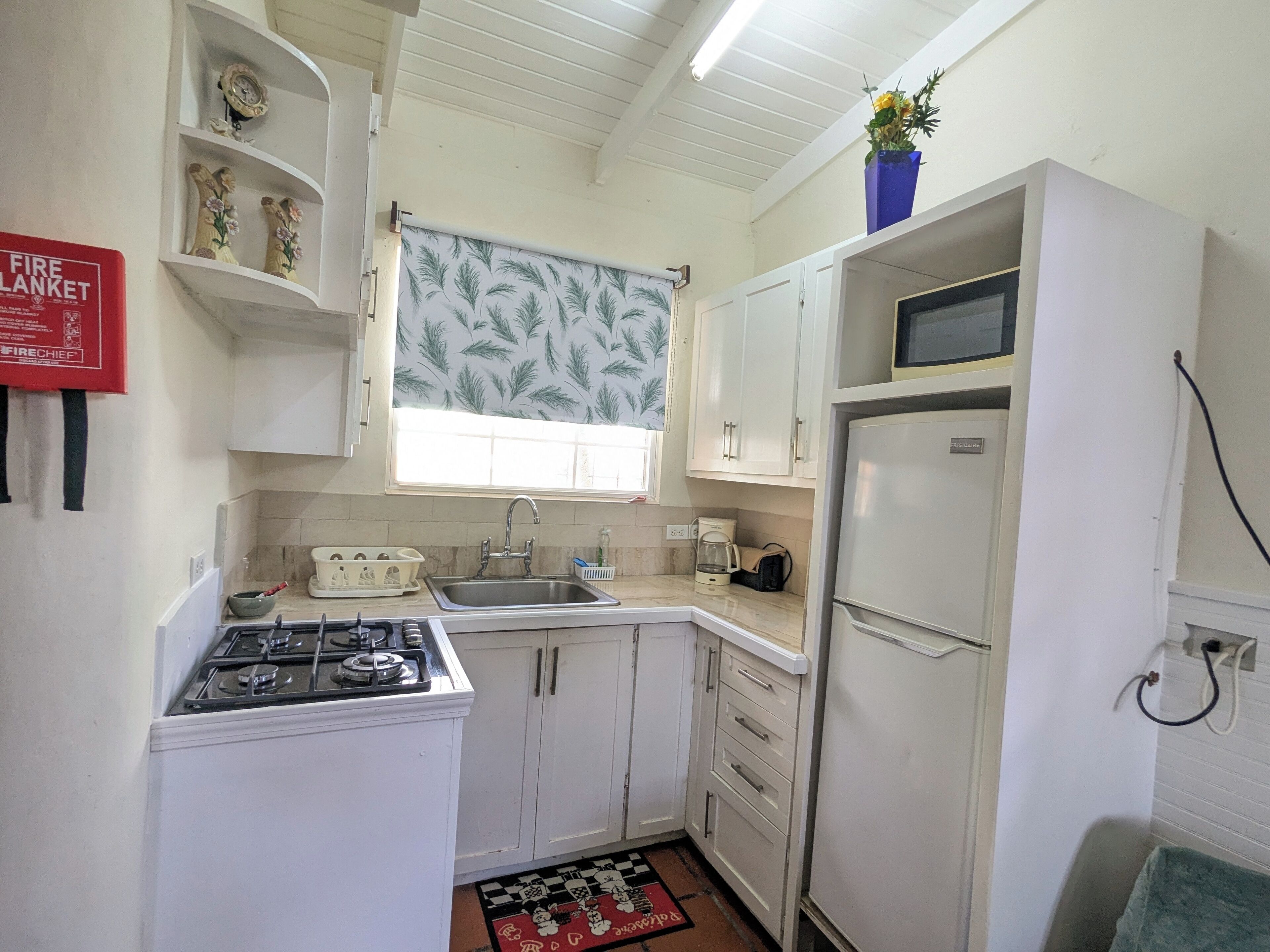 Réfrigérateur, micro-ondes, plaque de cuisson, cafetière/bouilloire