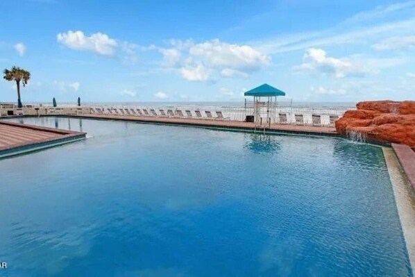 Alberca al aire libre y alberca climatizada