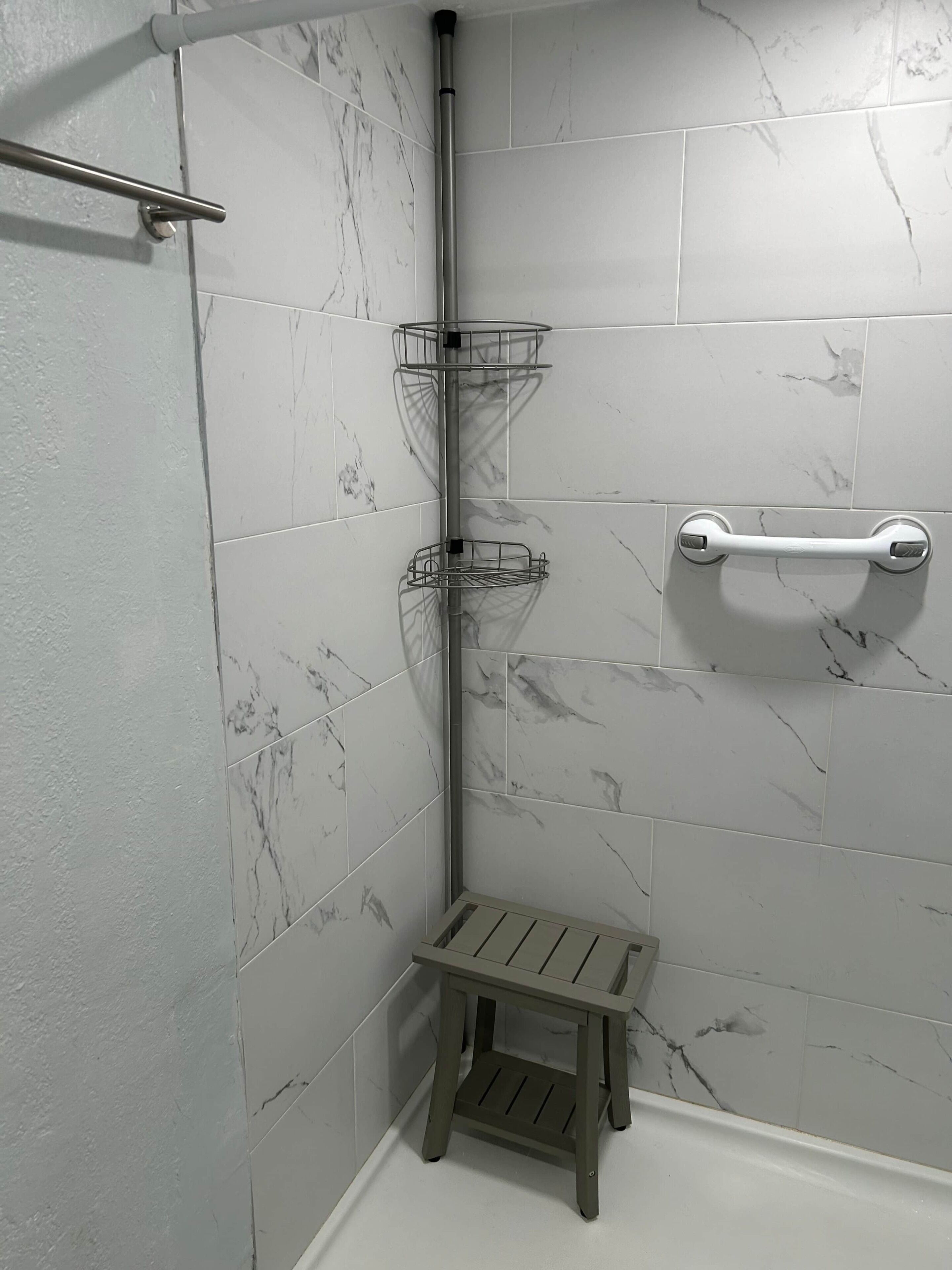 Douche, séchoir à cheveux, papier de toilette