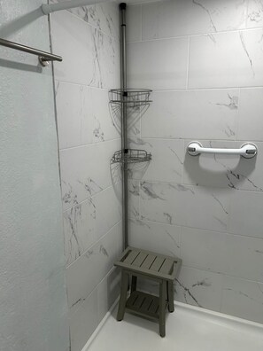 Sèche-cheveux, papier toilette