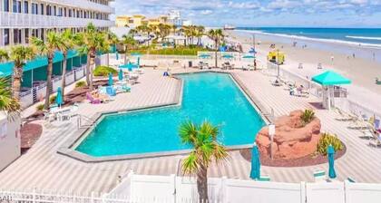 Oceanfront Studio – Walk to Daytona Boardwalk!