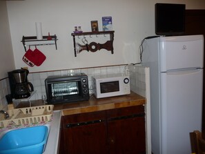 Private kitchen - Cozy 2-bedroom apartment in peaceful Vidauban with AC (Vidauban)