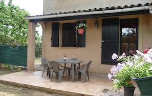 Outdoor dining - Cozy 2-bedroom apartment in peaceful Vidauban with AC (Vidauban)