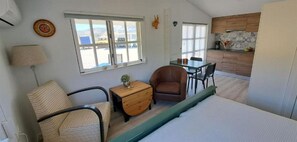 Tabla de planchar con plancha, wifi, ropa de cama