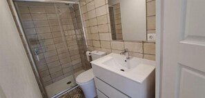 Toallas, jabón y papel higiénico