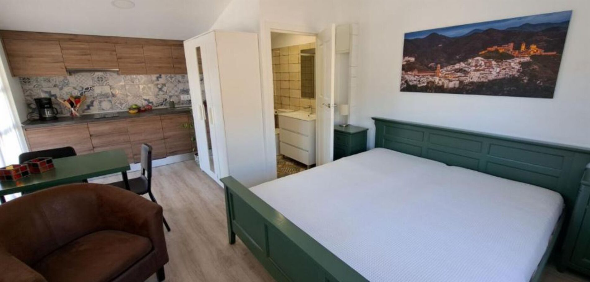 Iron/ironing board, WiFi, bed sheets