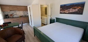 Planxa i posts de planxar, wifi i roba de llit 