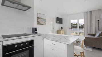 Apartemen | Dapur pribadi | Lemari es, ketel listrik, dan pemanggang roti