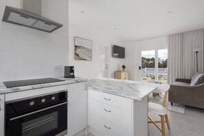 Apartemen | Dapur pribadi | Lemari es, ketel listrik, dan pemanggang roti