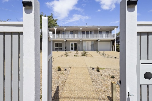 Peaceful 2-bed Apartment in Coastal Mccrae