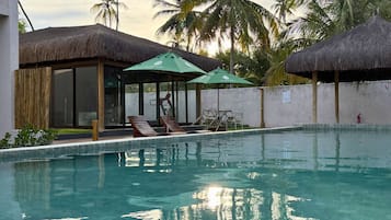 Kolam renang outdoor, dengan payung kolam renang