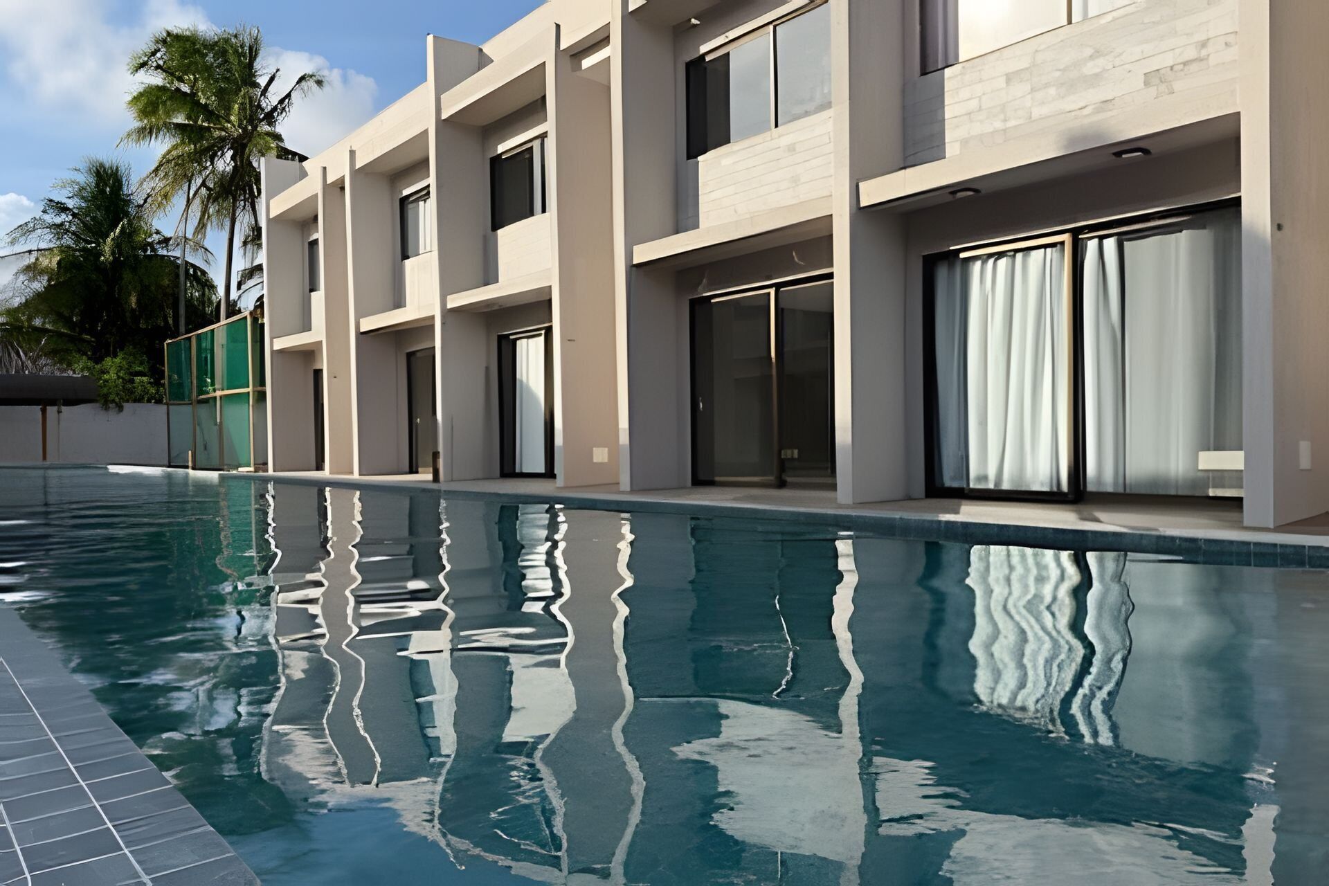 Leilighet – basic | Basseng | Utendørsbasseng og bassengparasoller