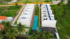 A hotel with multiple floors, a swimming pool, and a parking area. - MHV Milagres - Manah B 212 &  B 211  (São Miguel dos Milagres)
