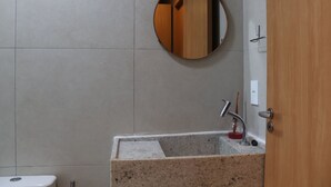 Un bagno con lavandino, specchio e WC.
