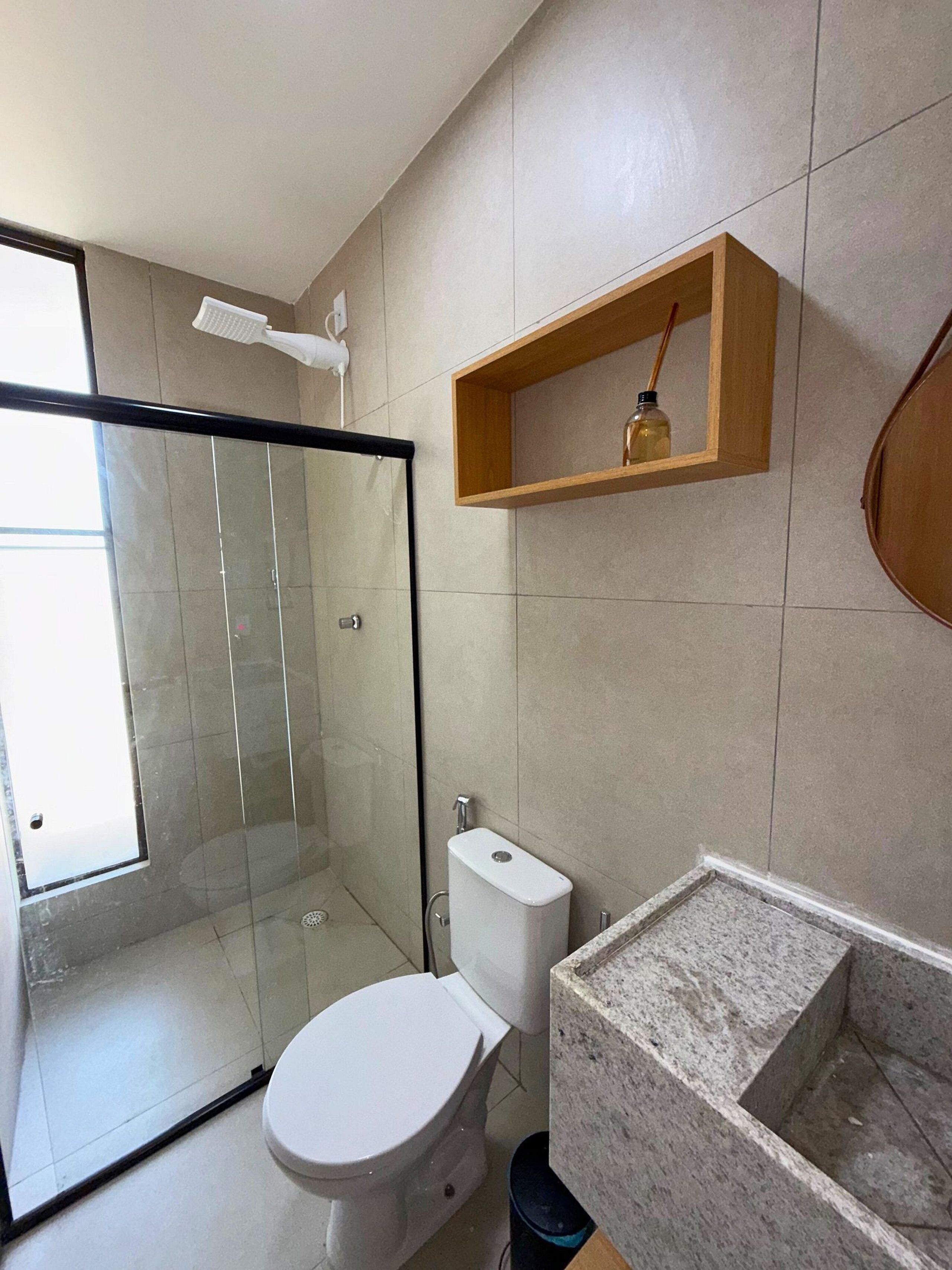 Ducha, artículos de higiene personal gratuitos y secador de pelo