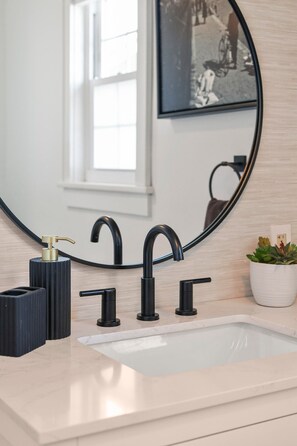 Hårføner og håndklær