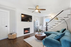 TV, fireplace, books - Minutes to Beaches - Home Theater, Couples Retreat (Milford)