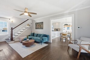 TV, fireplace, books - Minutes to Beaches - Home Theater, Couples Retreat (Milford)