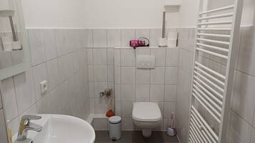 Dusche, Haartrockner, Handtücher, Toilettenpapier