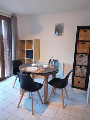 Dining - Feel like a lake? LE LAUZON, beautiful T2 with terrace, parking, close to the lake. (Savines-le-Lac)