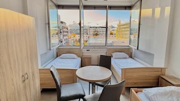 Dreibettzimmer | Schreibtisch