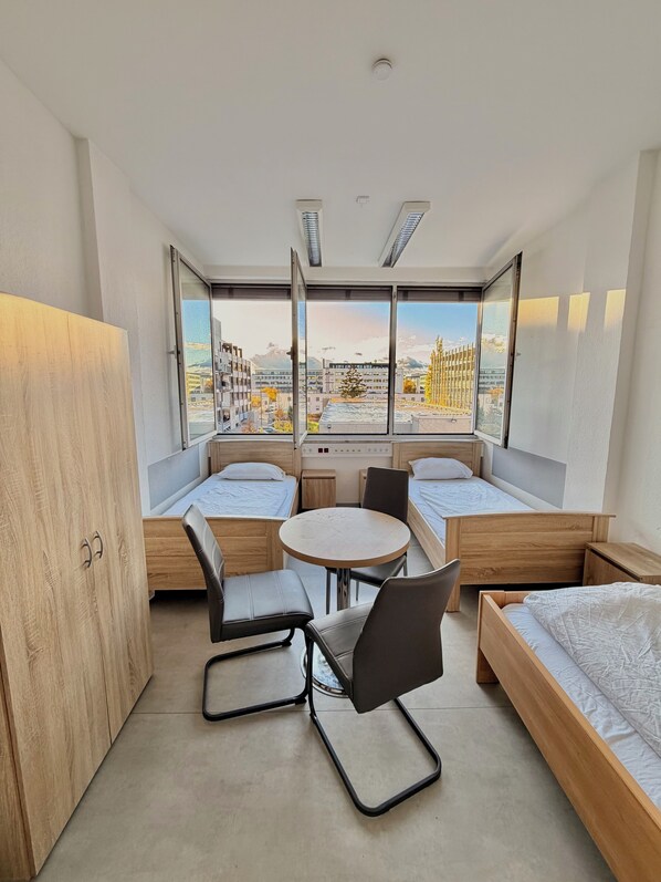 Triple Room | Desk - Haus an der Brücke (Munich)