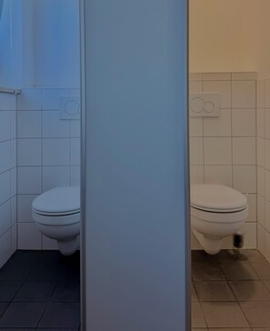 Separate tub and shower, towels - Haus an der Brücke (Munich)