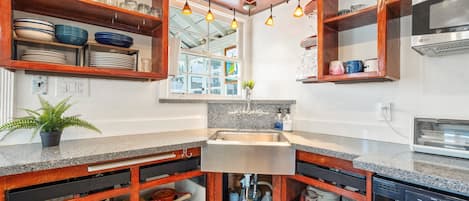 Réfrigérateur, micro-ondes, four, plaque de cuisson