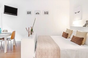 Iron/ironing board, WiFi, bed sheets - Milan center white (Milano)